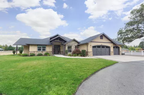 640 Sarah Rae Ln, Grants Pass, OR 97527