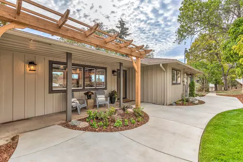 1865 Old Military Rd, Central Point, OR 97502