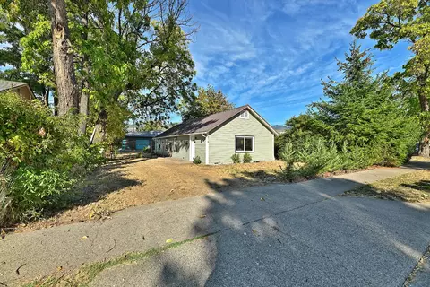 418 SE I St #A/B, Grants Pass, OR 97526