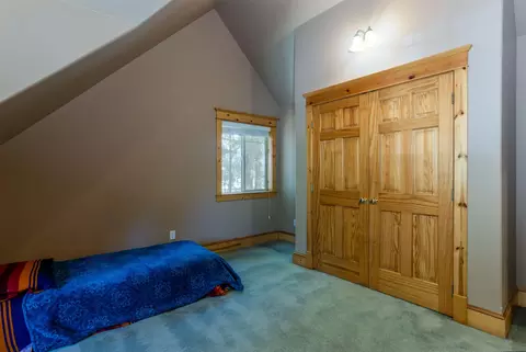 Bedroom - 397 E Tyee Dr, Sisters, OR 97759 photo 6 of 8