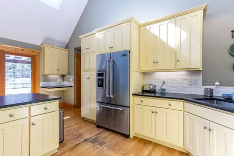 Kitchen - 397 E Tyee Dr, Sisters, OR 97759 photo 4 of 5