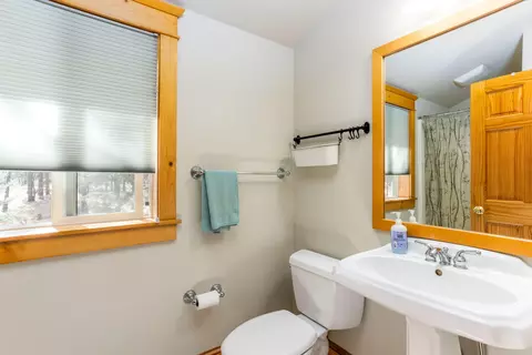 Bath - 397 E Tyee Dr, Sisters, OR 97759 photo 5 of 5