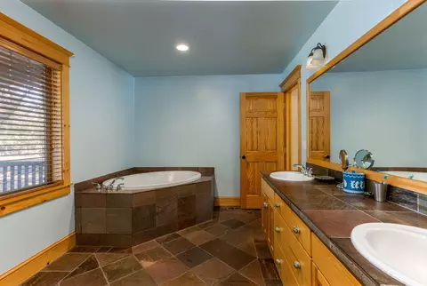 Bath - 397 E Tyee Dr, Sisters, OR 97759 photo 3 of 5