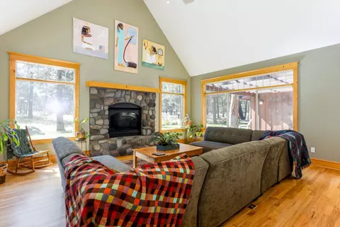 Living - 397 E Tyee Dr, Sisters, OR 97759 photo 1 of 4