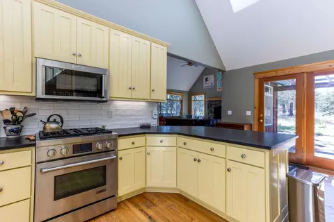 Kitchen - 397 E Tyee Dr, Sisters, OR 97759 photo 3 of 5