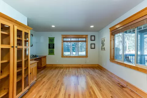 Living - 397 E Tyee Dr, Sisters, OR 97759 photo 3 of 4