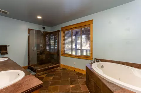 Bath - 397 E Tyee Dr, Sisters, OR 97759 photo 2 of 5