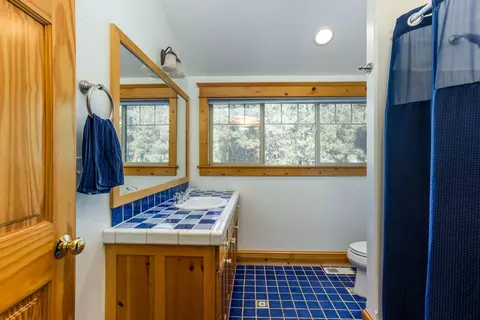 Bath - 397 E Tyee Dr, Sisters, OR 97759 photo 4 of 5