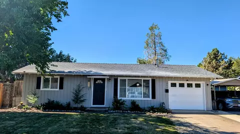 311 N 6th St, Central Point, OR 97502
