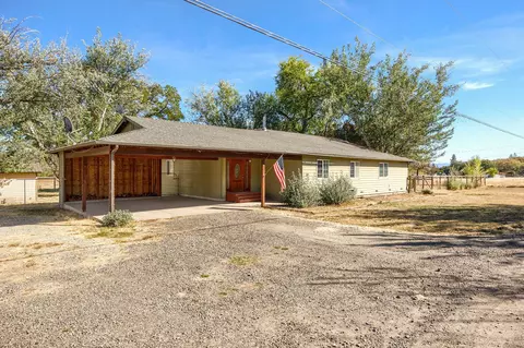 220 Greenleaf Dr, Eagle Point, OR 97524