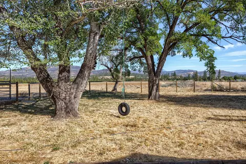 220 Greenleaf Dr, Eagle Point, OR 97524 photo 2