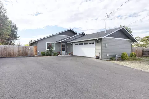 898 Coutant Ln, Grants Pass, OR 97527