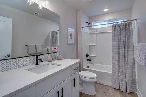 Bath - 60947 SE Apollo Pl, Bend, OR 97702 photo 2 of 2