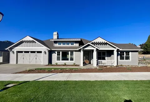 558 Autumn Hills Dr, Medford, OR 97504