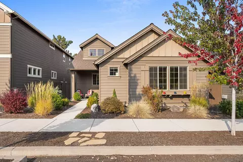 2895 Yew Park Ln, Redmond, OR 97756