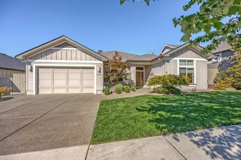 3787 Sunleaf Ave, Medford, OR 97504