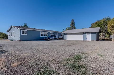 187 E Gregory Rd, Central Point, OR 97502 photo 3