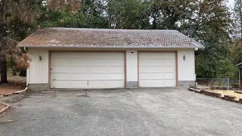 1740 Summit Loop, Grants Pass, OR 97527 photo 3