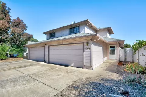 1068 Glengrove Ave, Central Point, OR 97502