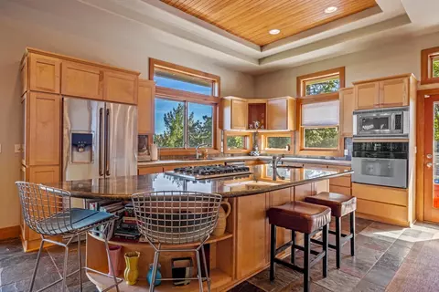 Kitchen - 10109 Cinnamon Teal Dr, Klamath Falls, OR 97601 photo 1 of 5