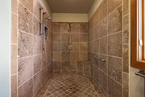 Bath - 10109 Cinnamon Teal Dr, Klamath Falls, OR 97601 photo 2 of 5