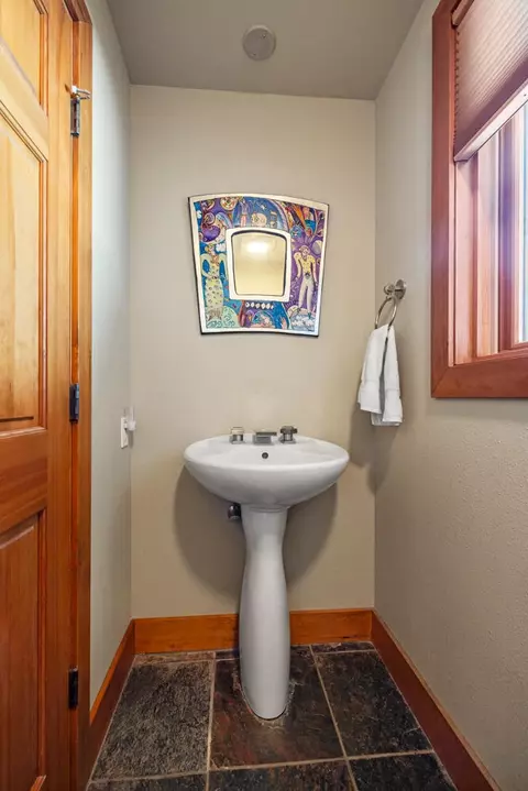 Bath - 10109 Cinnamon Teal Dr, Klamath Falls, OR 97601 photo 3 of 5