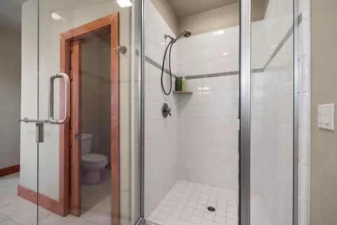 Bath - 10109 Cinnamon Teal Dr, Klamath Falls, OR 97601 photo 5 of 5