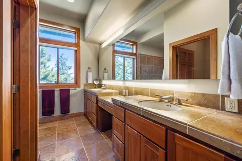 Bath - 10109 Cinnamon Teal Dr, Klamath Falls, OR 97601 photo 1 of 5