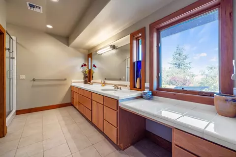Bath - 10109 Cinnamon Teal Dr, Klamath Falls, OR 97601 photo 4 of 5