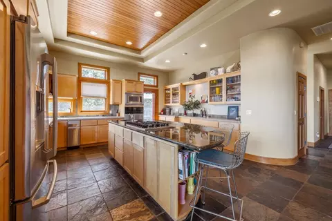 Kitchen - 10109 Cinnamon Teal Dr, Klamath Falls, OR 97601 photo 4 of 5