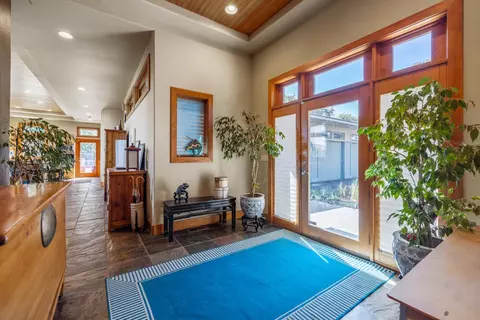 Entry Way - 10109 Cinnamon Teal Dr, Klamath Falls, OR 97601 photo 2 of 5