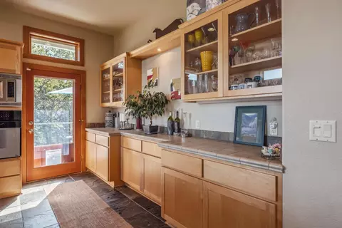Kitchen - 10109 Cinnamon Teal Dr, Klamath Falls, OR 97601 photo 2 of 5