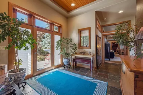 Entry Way - 10109 Cinnamon Teal Dr, Klamath Falls, OR 97601 photo 1 of 5