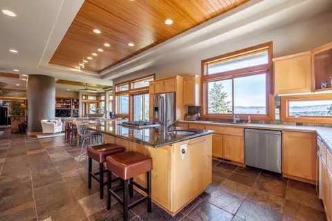 Kitchen - 10109 Cinnamon Teal Dr, Klamath Falls, OR 97601 photo 3 of 5