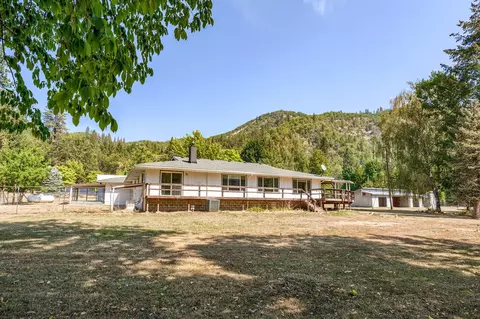 11172 Evans Creek Rd, Rogue River, OR 97537