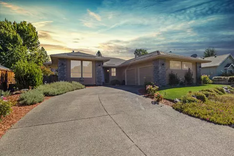 1183 SW Ironwood Dr, Grants Pass, OR 97526