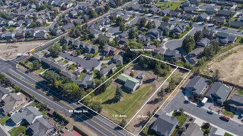 2074 NW Maple Ave, Redmond, OR 97756