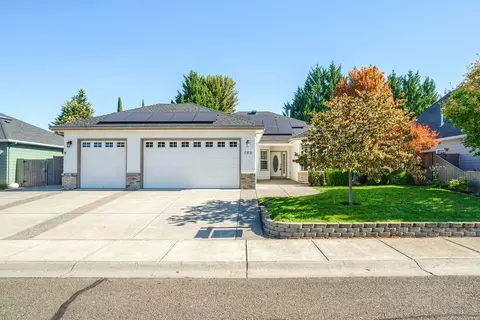 786 Meadowbrook Dr, Central Point, OR 97502