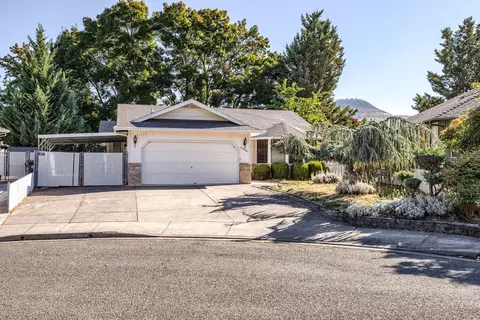 3090 Waterford Ct, Medford, OR 97504