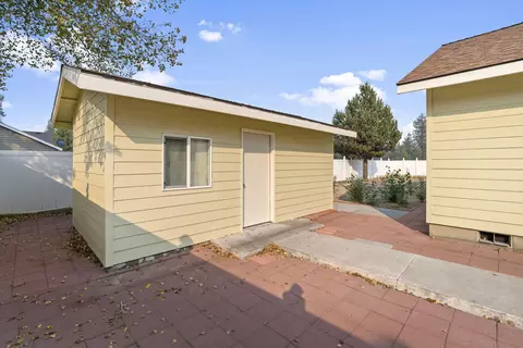 Exterior - 16696 Oakridge Pl, La Pine, OR 97739 photo 6 of 11