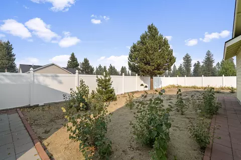 Exterior - 16696 Oakridge Pl, La Pine, OR 97739 photo 7 of 11