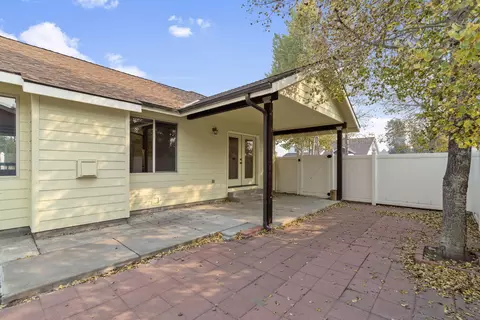 Exterior - 16696 Oakridge Pl, La Pine, OR 97739 photo 3 of 11