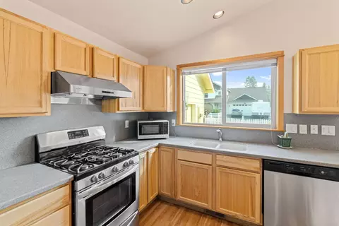 Kitchen - 16696 Oakridge Pl, La Pine, OR 97739 photo 3 of 4