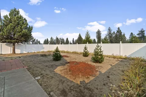 Exterior - 16696 Oakridge Pl, La Pine, OR 97739 photo 9 of 11