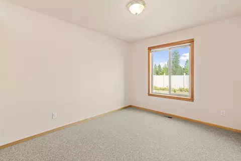 Bedroom - 16696 Oakridge Pl, La Pine, OR 97739 photo 4 of 8