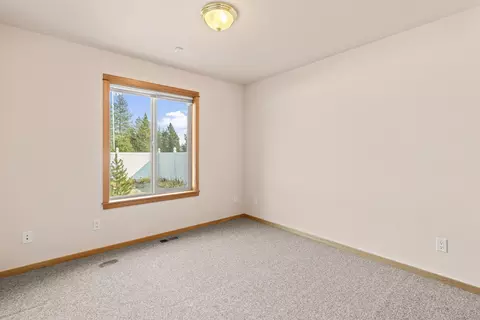 Bedroom - 16696 Oakridge Pl, La Pine, OR 97739 photo 2 of 8