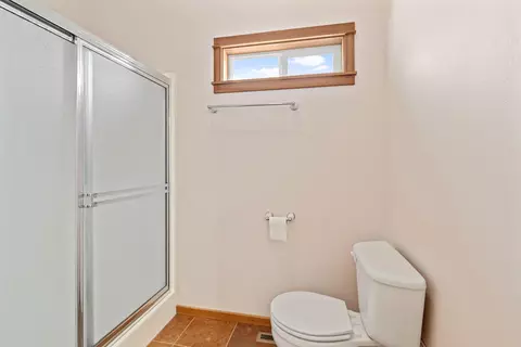 Bath - 16696 Oakridge Pl, La Pine, OR 97739 photo 3 of 4