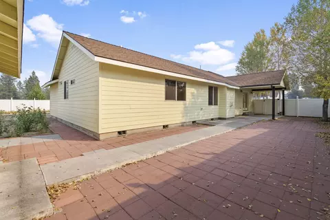 Exterior - 16696 Oakridge Pl, La Pine, OR 97739 photo 5 of 11