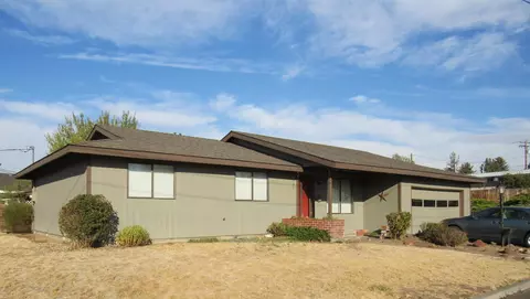 224 NE 12th St, Madras, OR 97741