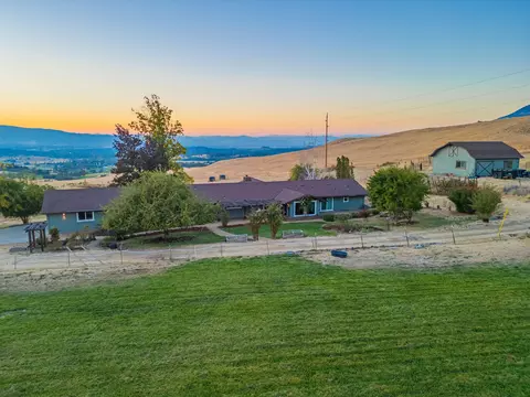 2333 Terri Dr, Medford, OR 97504